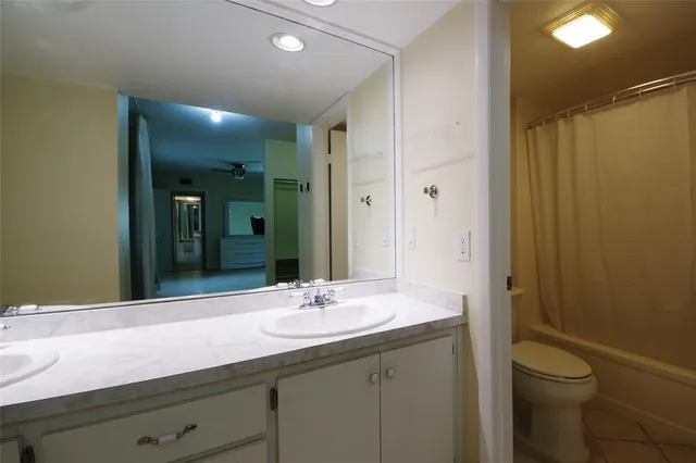 $3,000 | 1700 Embassy Drive, Unit 504, West Palm Beach, FL 33401