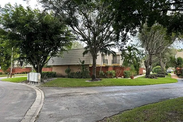 $3,000 | 1700 Embassy Drive, Unit 504, West Palm Beach, FL 33401