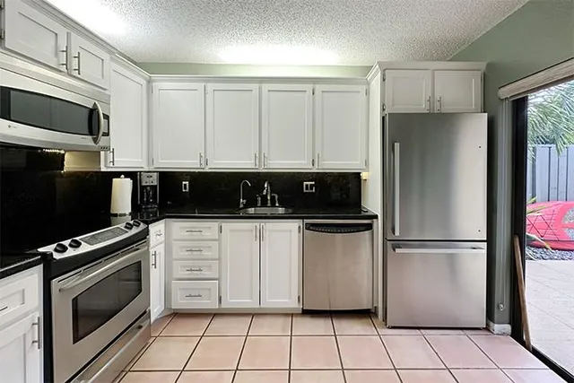 $3,000 | 1700 Embassy Drive, Unit 504, West Palm Beach, FL 33401