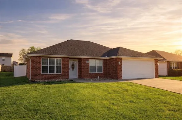 $279,900 | 1718 Sunset Drive, Warrensburg, MO 64093