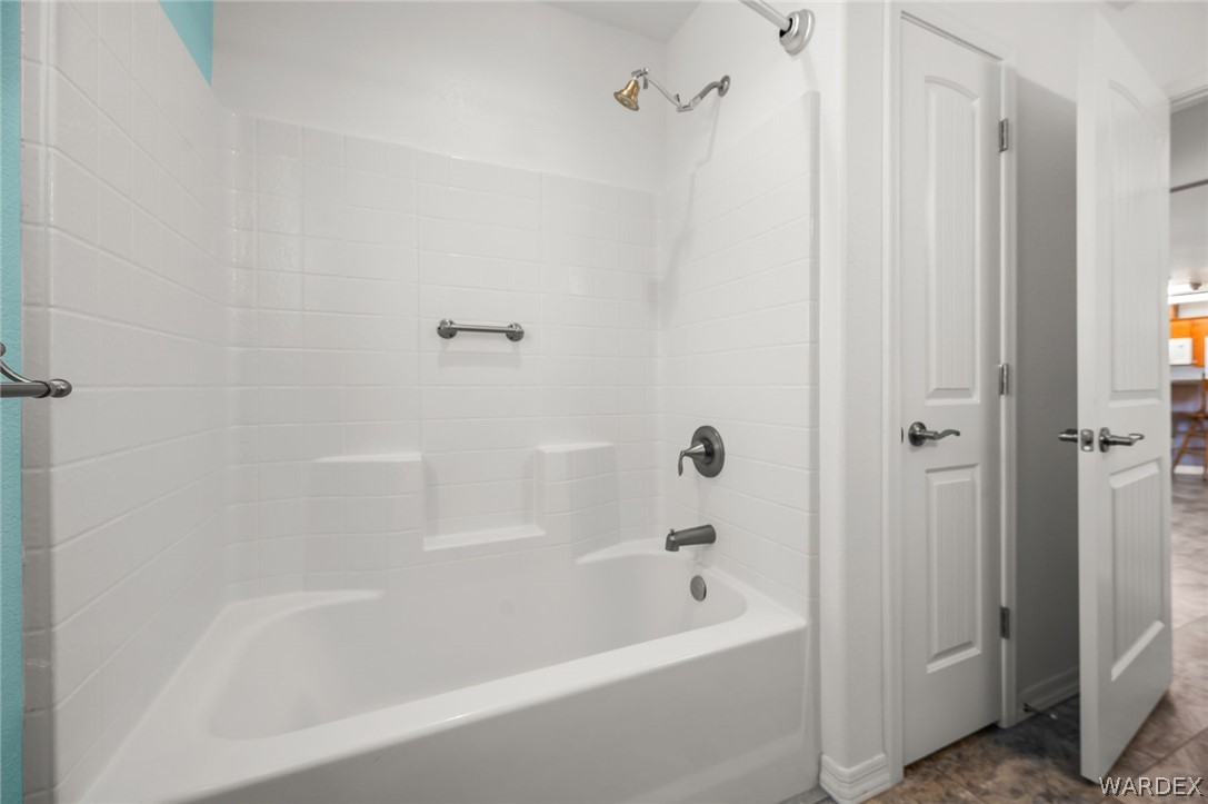 3411 West Carmichael Road Golden Valley, AZ 86413 - Photo 32 of 97 Full bath with shower / tub combination