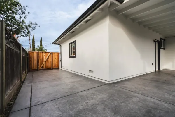 a view of a house with backyard and trees