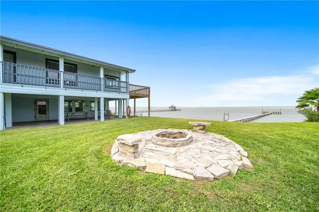 a view of a house with a backyard