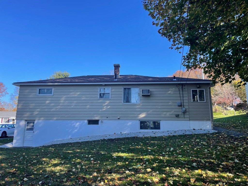 40 Dillon Street Worcester, MA 01604 - Photo 3 of 23 a front view of a house with garden