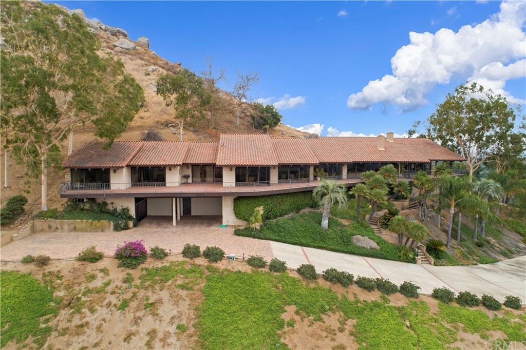 a view of a house with a big yard