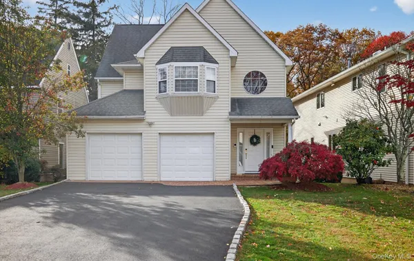 $995,000 | 9 Oxford Court, Wheatley Heights, NY 11798