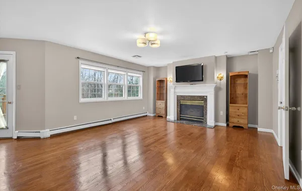 $995,000 | 9 Oxford Court, Wheatley Heights, NY 11798