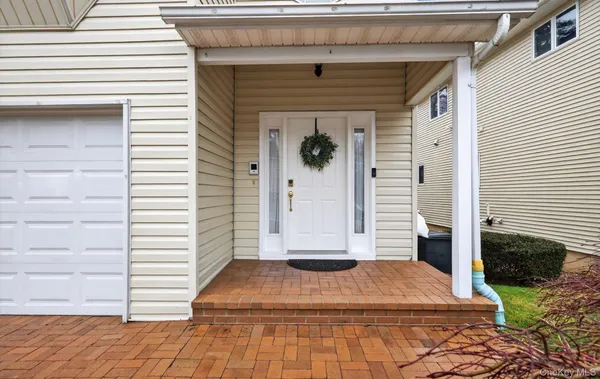 $995,000 | 9 Oxford Court, Wheatley Heights, NY 11798