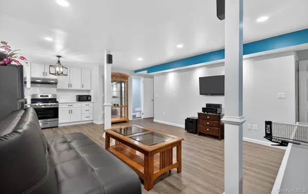 $995,000 | 9 Oxford Court, Wheatley Heights, NY 11798