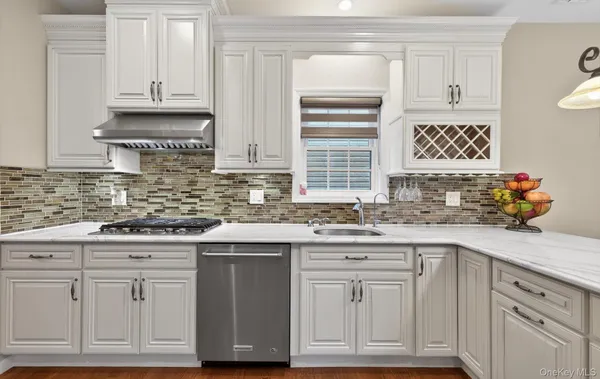 $995,000 | 9 Oxford Court, Wheatley Heights, NY 11798