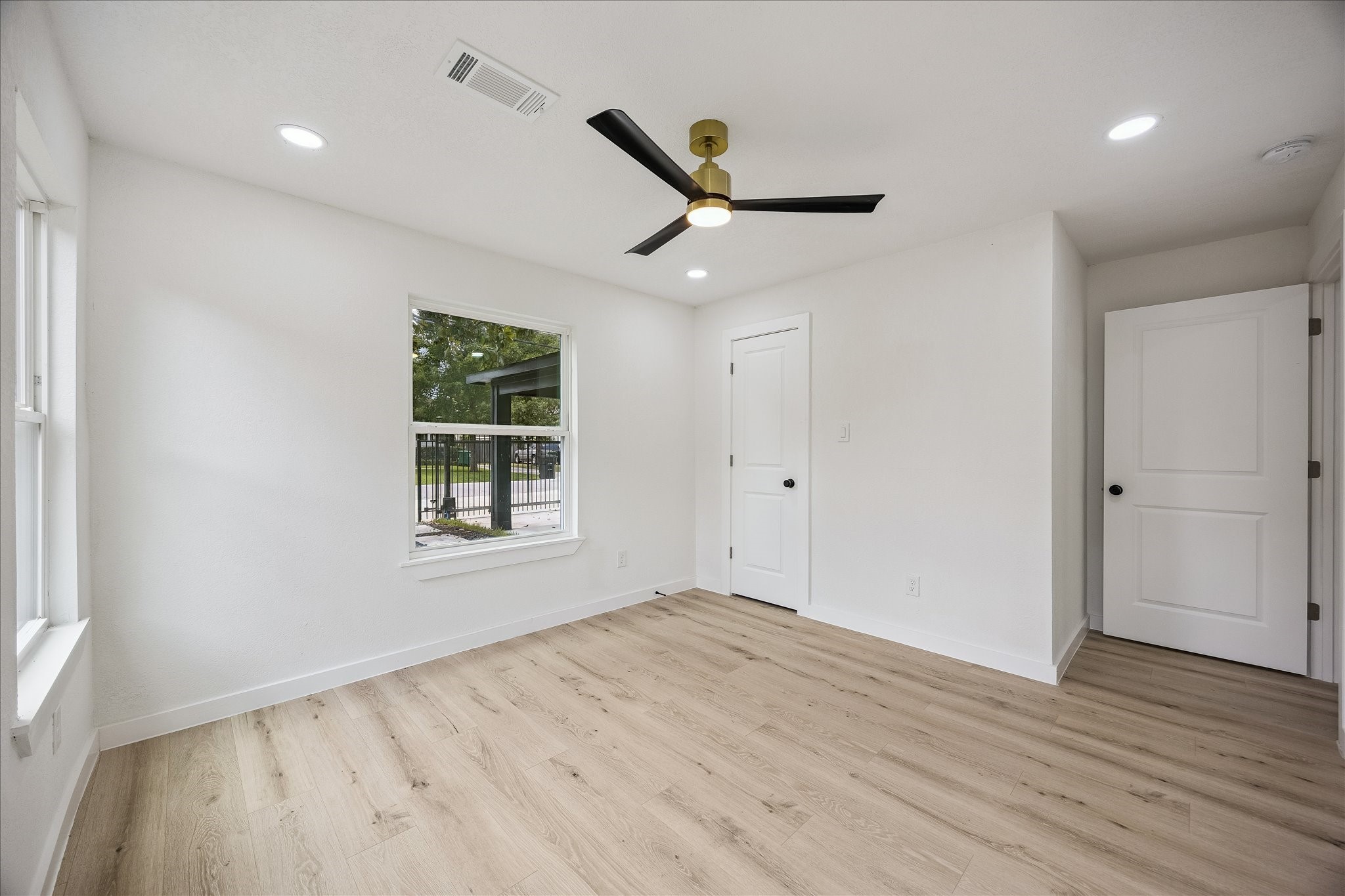 1630 Tabor Street Houston, TX 77009 - Photo 14 of 25 Another view of the front bedroom.