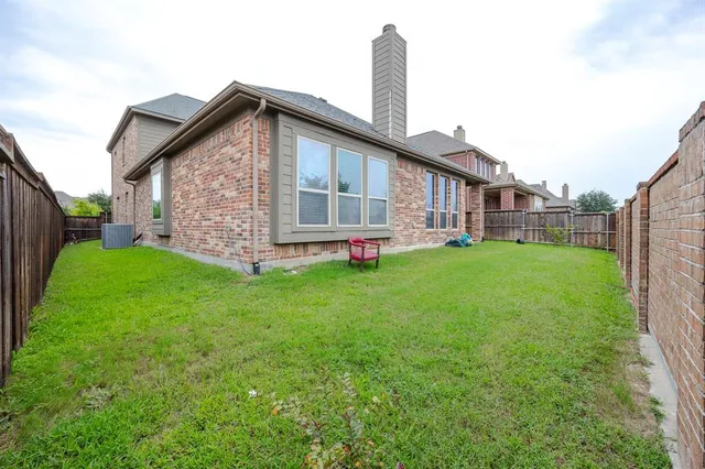 a view of an house with backyard and garden