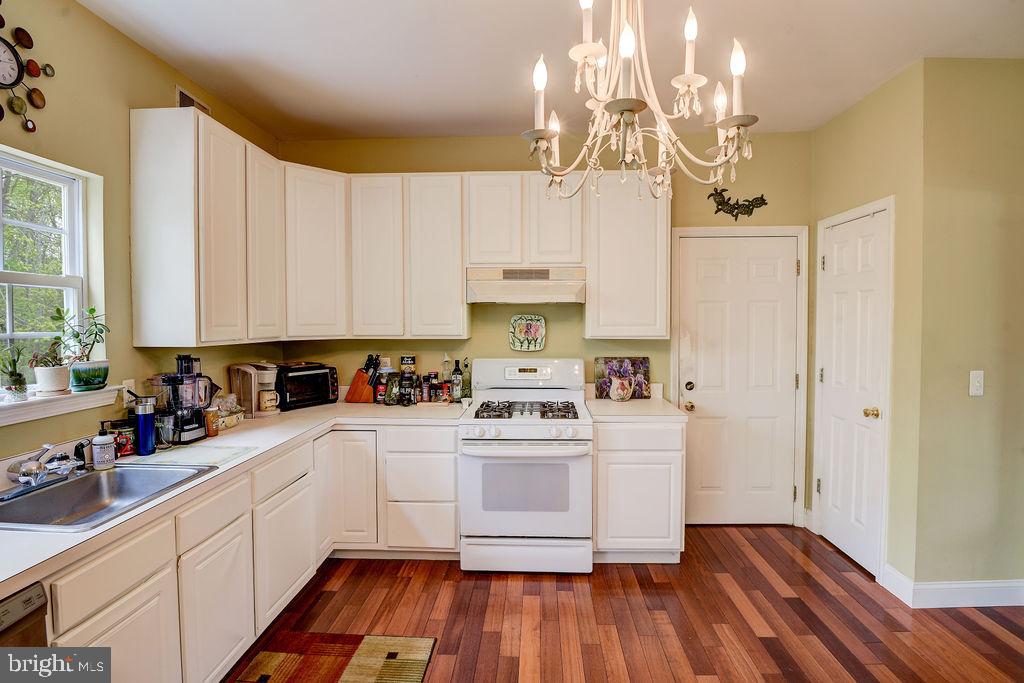 352 Freehold Road Jackson, NJ 08527 - Photo 17 of 35 Kitchen