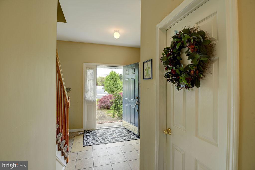352 Freehold Road Jackson, NJ 08527 - Photo 8 of 35 Foyer
