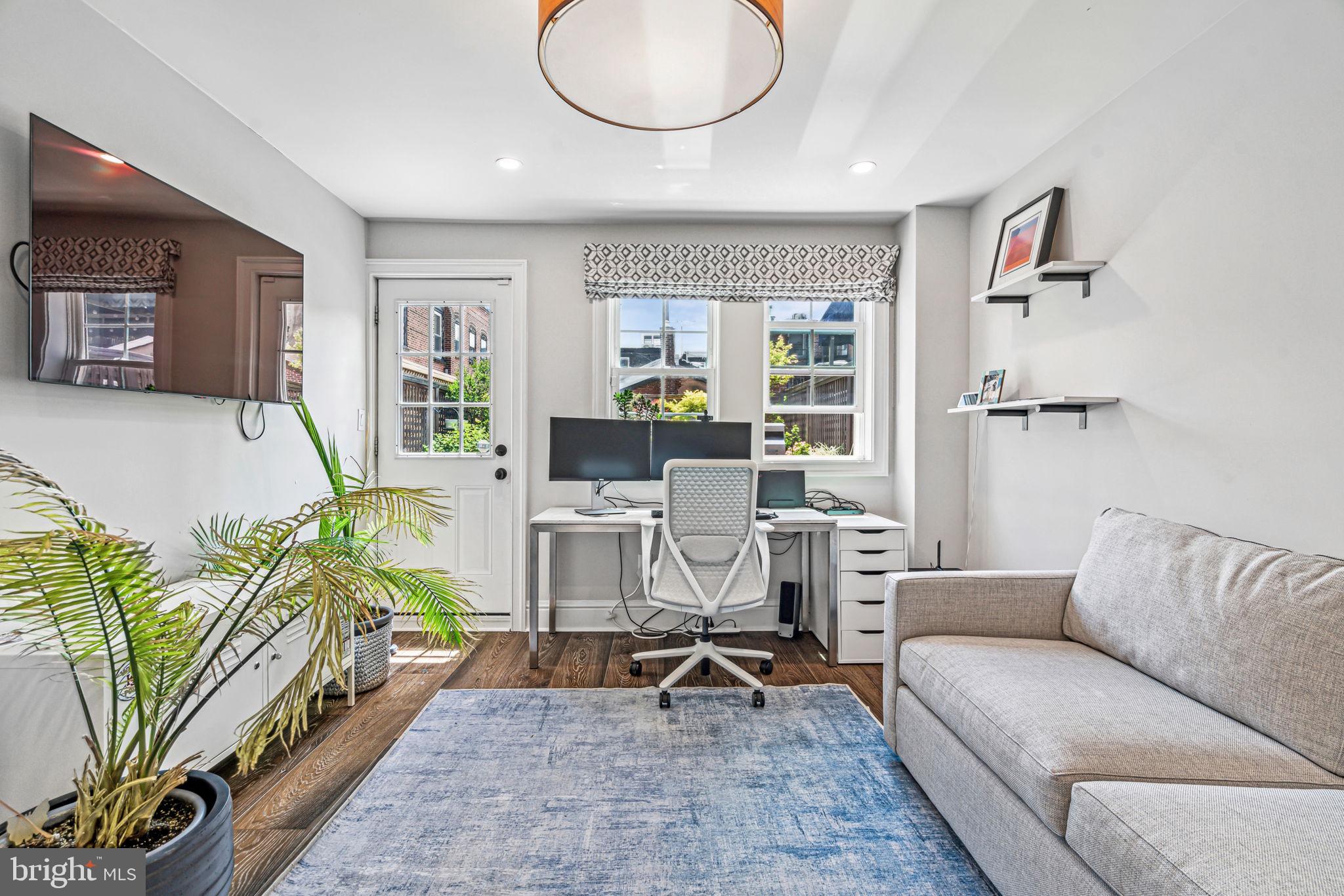 1710 Rittenhouse Square Philadelphia, PA 19103 - Photo 23 of 28 a living room with furniture