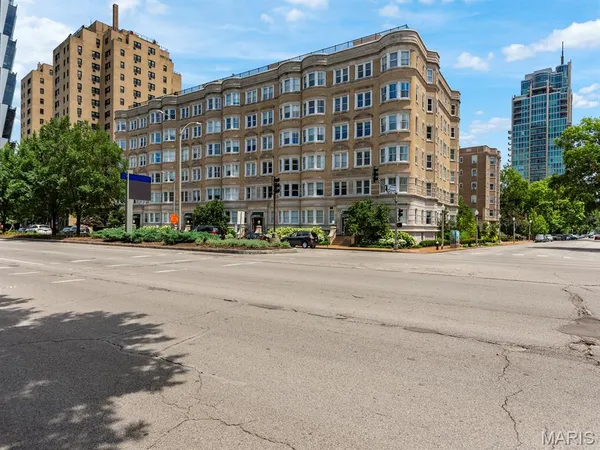 $325,000 | 10 North Kingshighway Boulevard, Unit 2CN, St. Louis, MO 63108