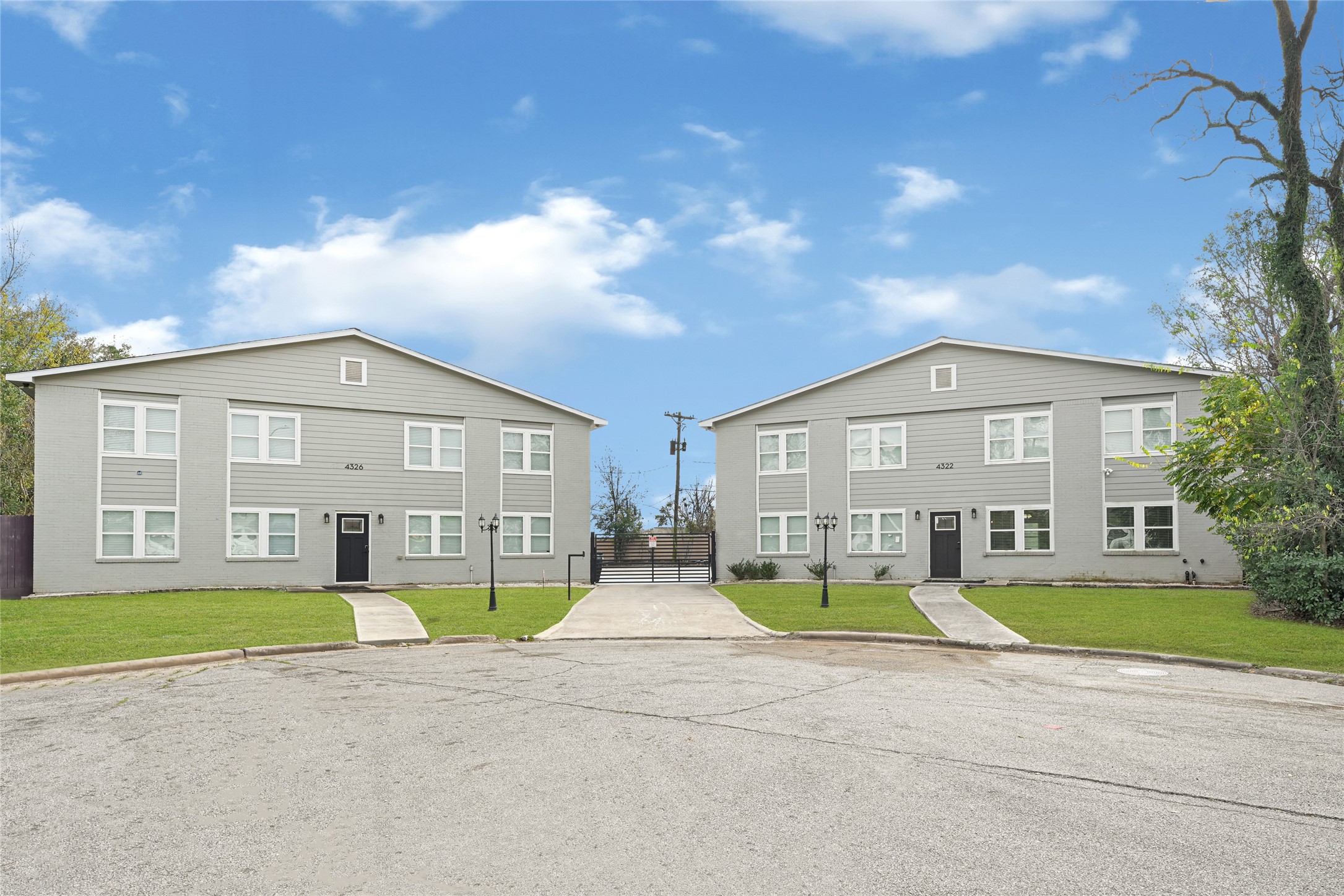 4322 Alconbury Lane, Unit 4 Houston, TX 77021 - Photo 2 of 30 a front view of house with yard and green space
