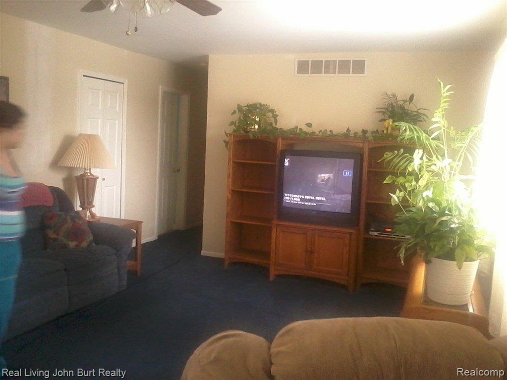 2627 Frembes Road Waterford, MI 48329 - Photo 15 of 17 living room