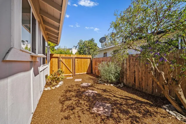 a view of a backyard