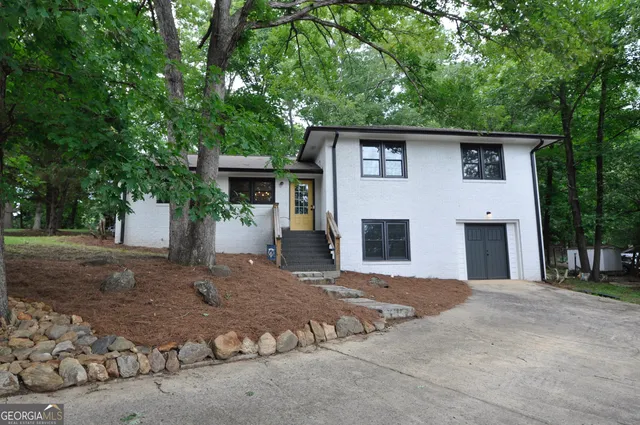 a view of a house with a yard