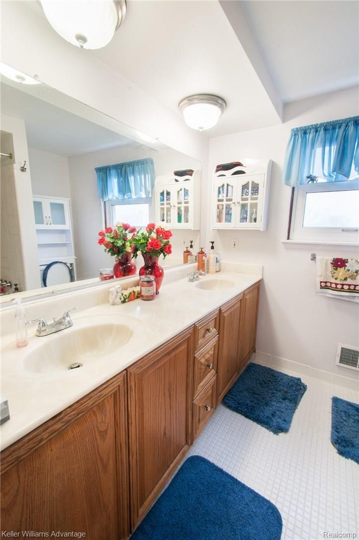36538 Saxony Road Farmington, MI 48335 - Photo 4 of 41 5-Saxony_36538_FullBath_01.jpg