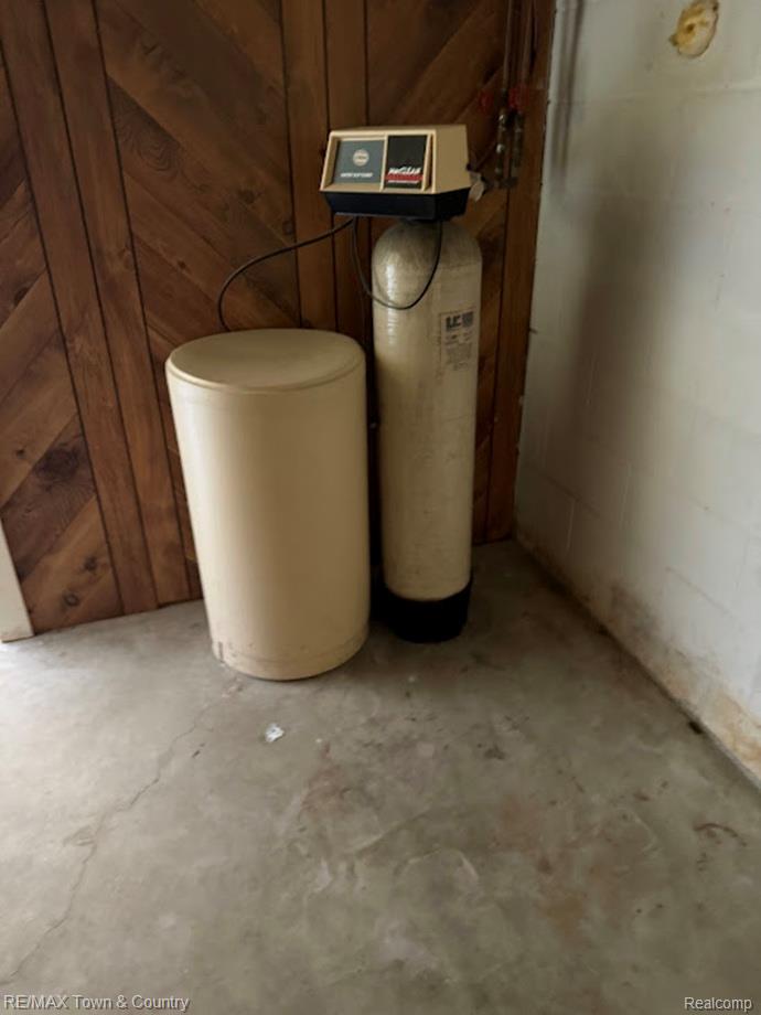 4372 North Gale Road Davison, MI 48423 - Photo 27 of 46 Water softening system with control unit