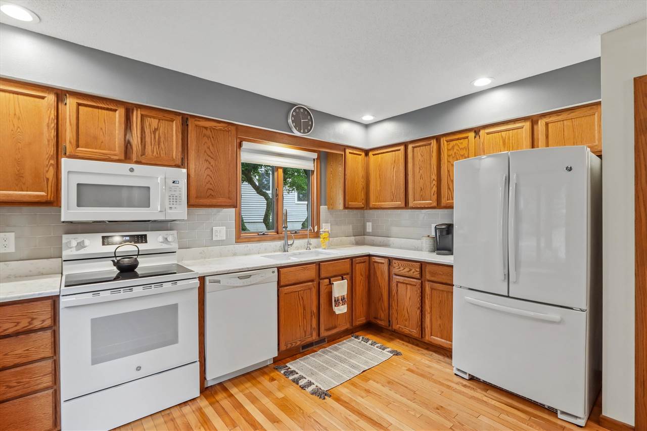 1934 Meadow Ridge Lane Iowa City, IA 52245 - Photo 4 of 40 Gallery Image 4