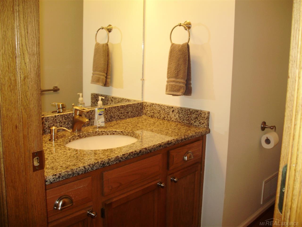 2267 Crystal Drive Rochester, MI 48309 - Photo 18 of 33 31292366-17.JPG