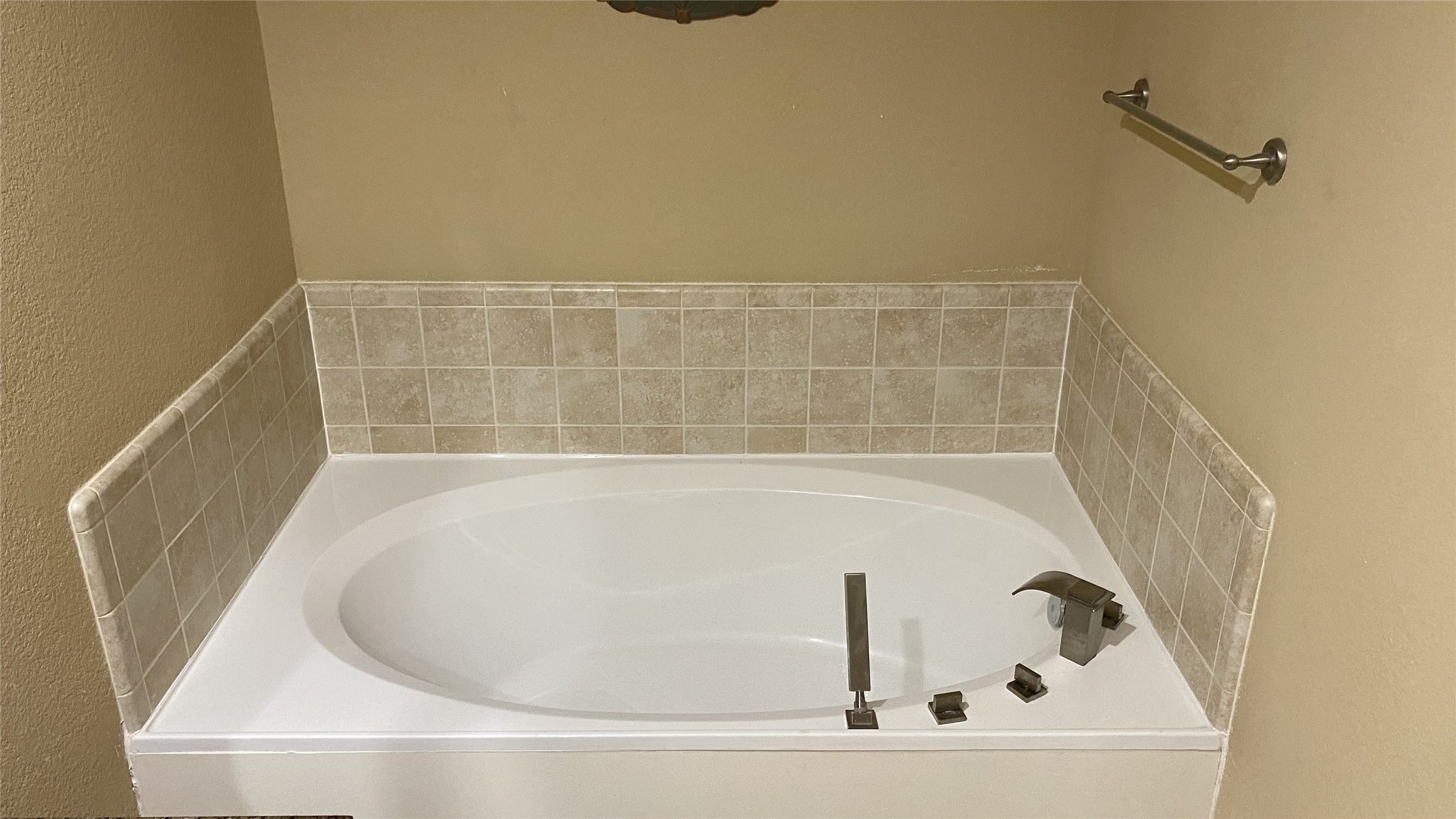 6057 Yale Street Houston, TX 77076 - Photo 37 of 49 a bathroom with a bathtub