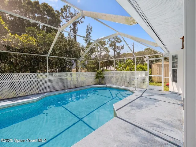 a kitchen that has a stove and a refrigerator