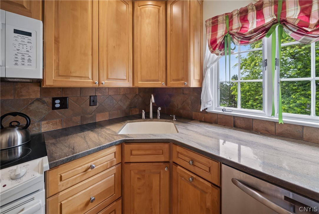 4777 Enders Road Manlius, NY 13104 - Photo 16 of 48 Look at that beautiful granite...