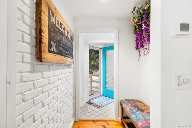 a view of entryway with a rug