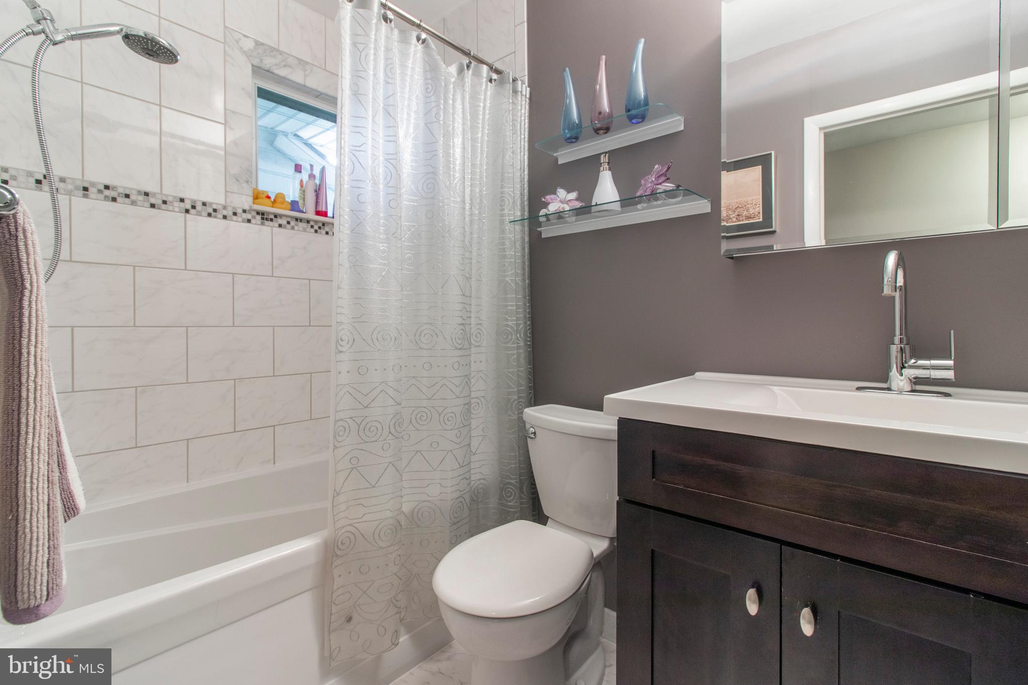 645 Hoyt Road Huntingdon Valley, PA 19006 - Photo 21 of 29 2nd floor hall bath