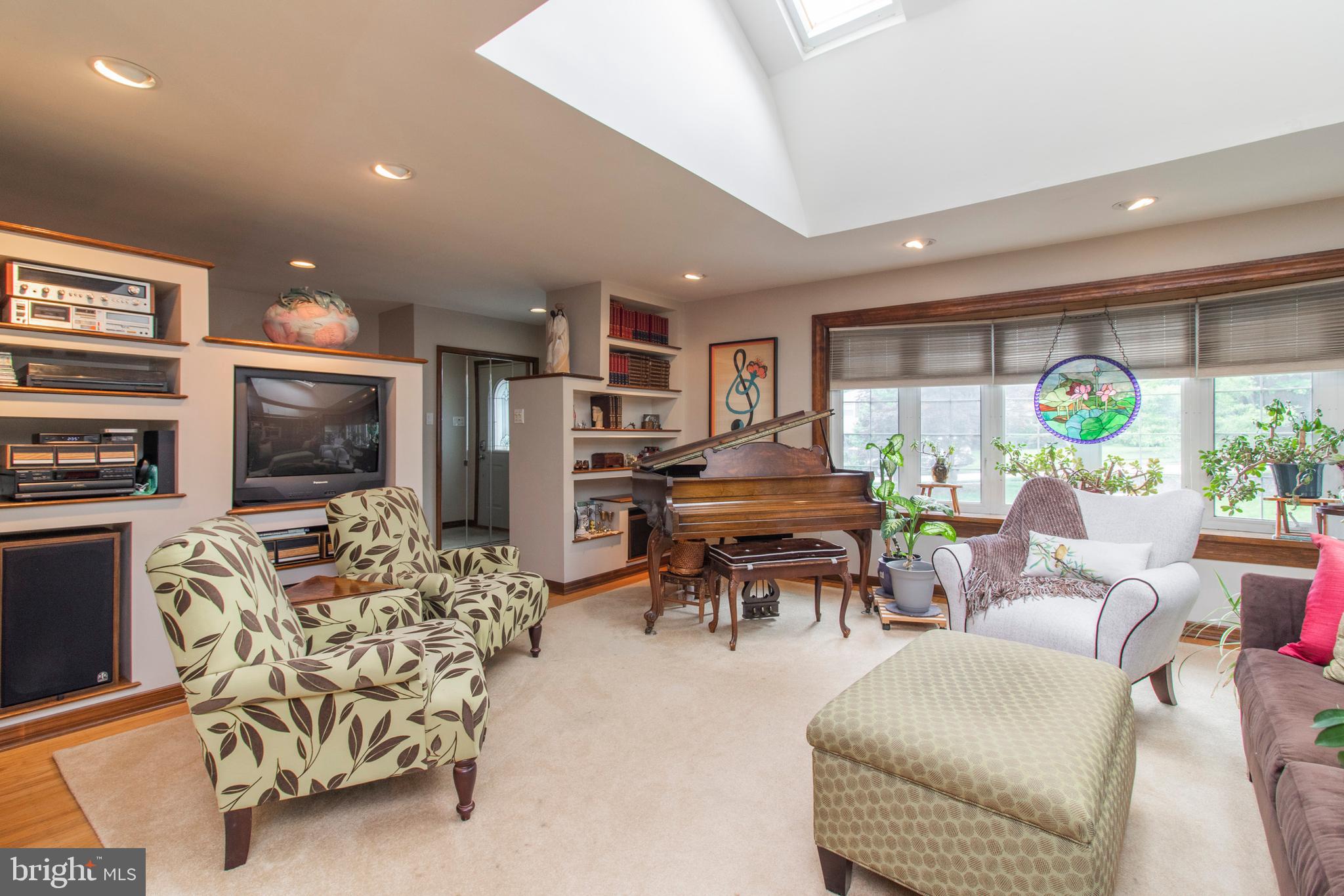 645 Hoyt Road Huntingdon Valley, PA 19006 - Photo 5 of 29 Living room