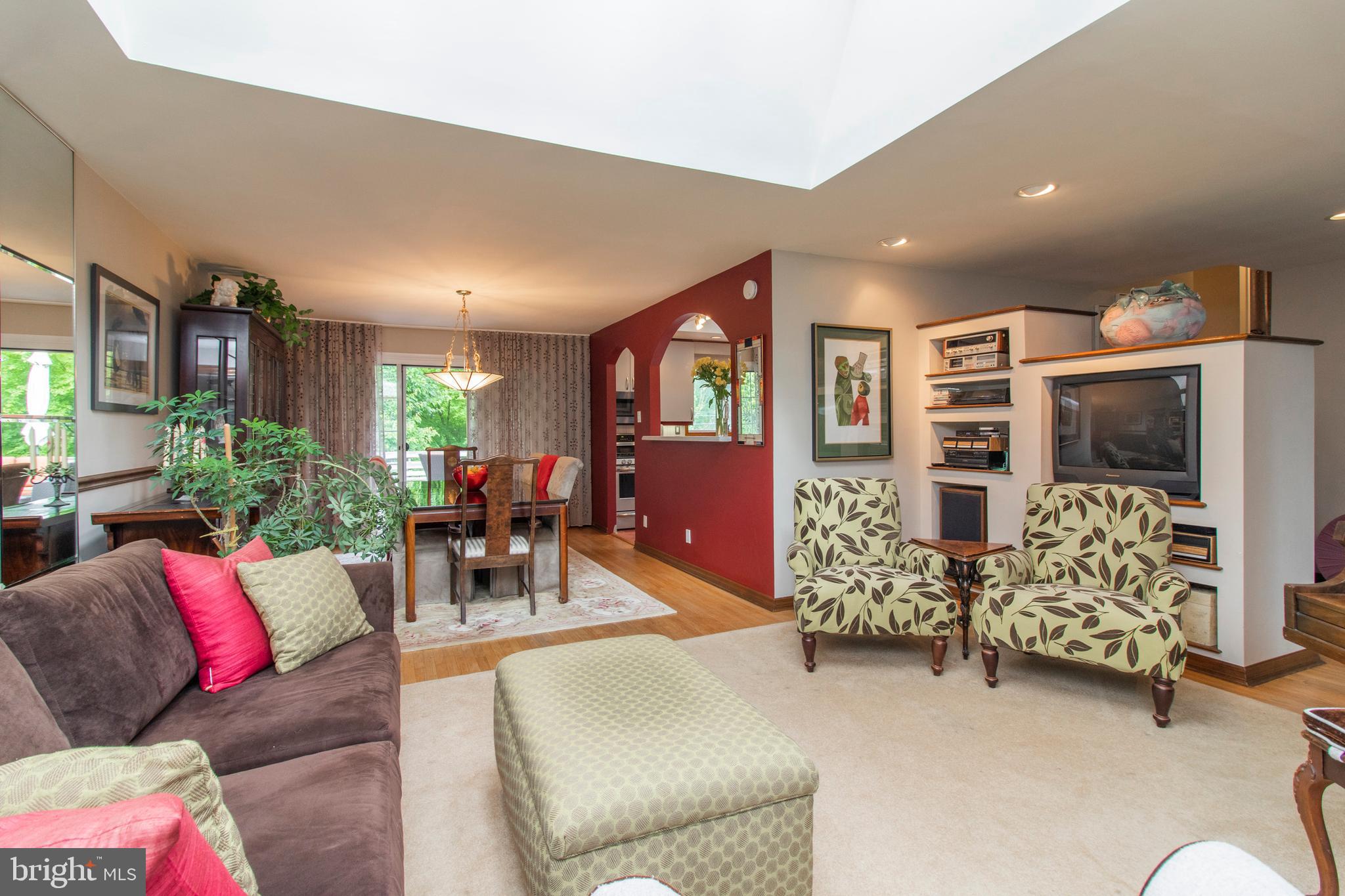 645 Hoyt Road Huntingdon Valley, PA 19006 - Photo 6 of 29 Living room/dining room