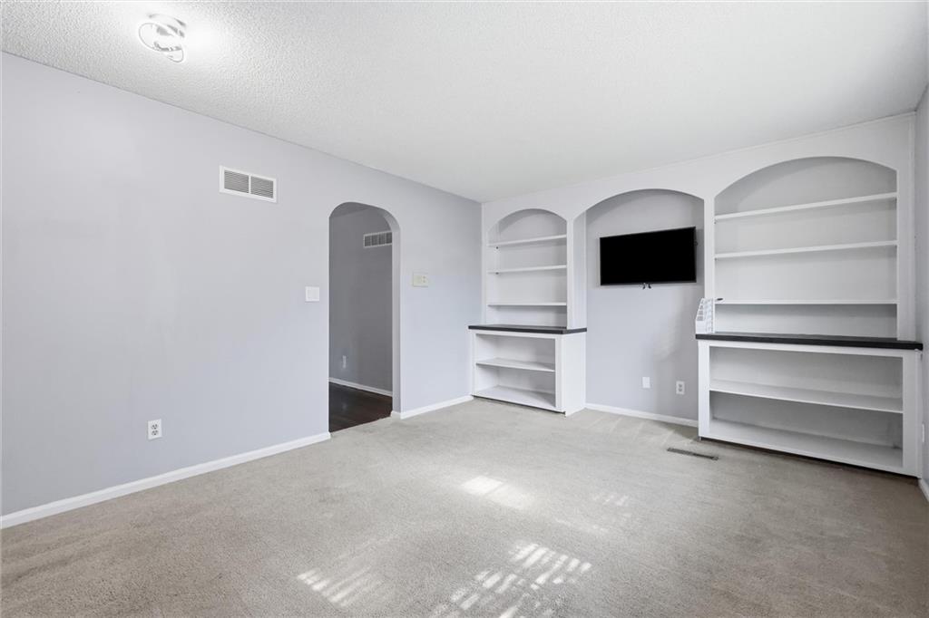 10162 Locust Street, Unit 8 Kansas City, MO 64131 - Photo 11 of 39 Gallery Image 11