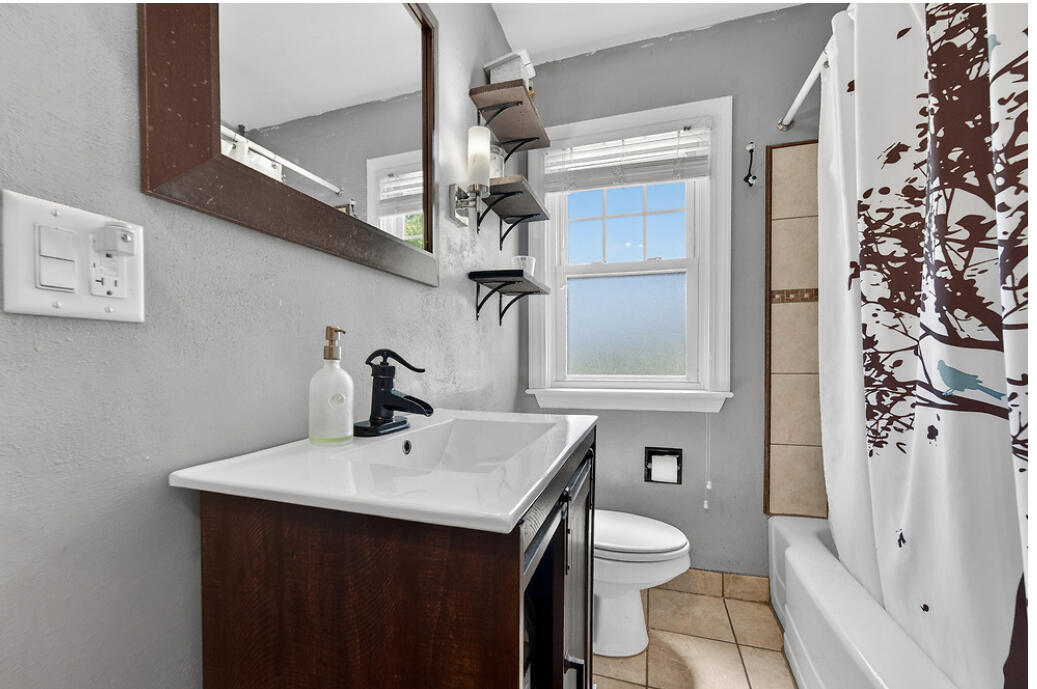1815 4 Mile Road Caledonia, WI 53402 - Photo 13 of 28 Bathroom