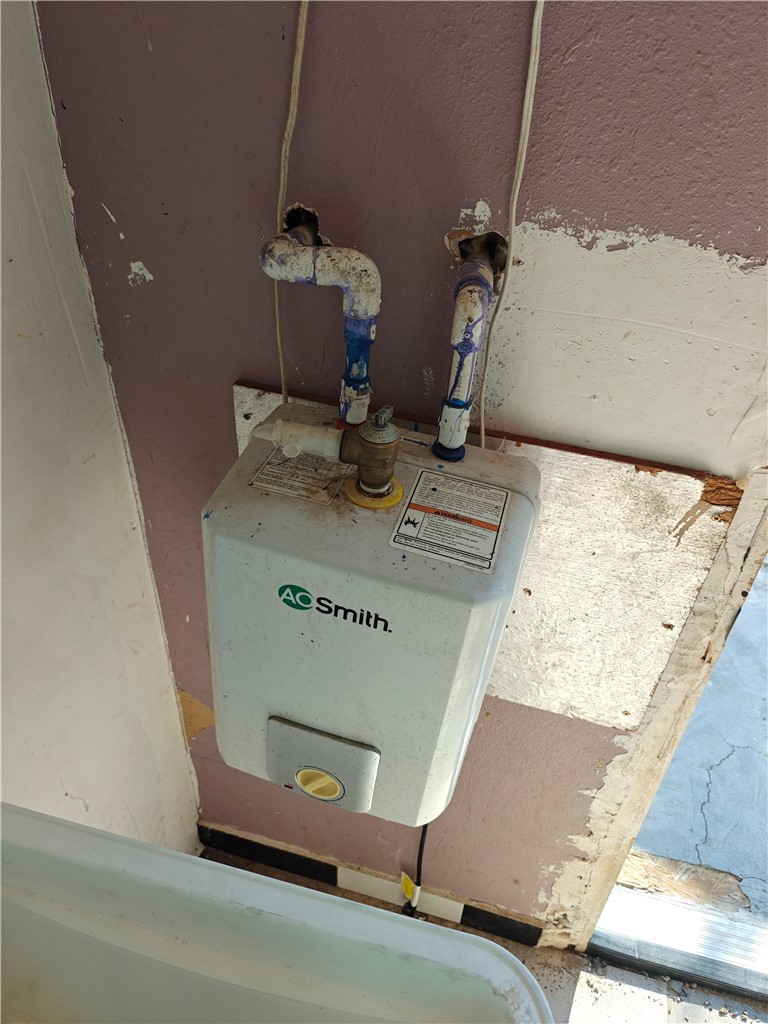 31576 Emerald Road Lucerne Valley, CA 92356 - Photo 14 of 51 a view of water heater room