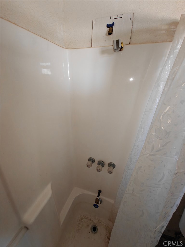 31576 Emerald Road Lucerne Valley, CA 92356 - Photo 23 of 51 a bathroom with a bathtub