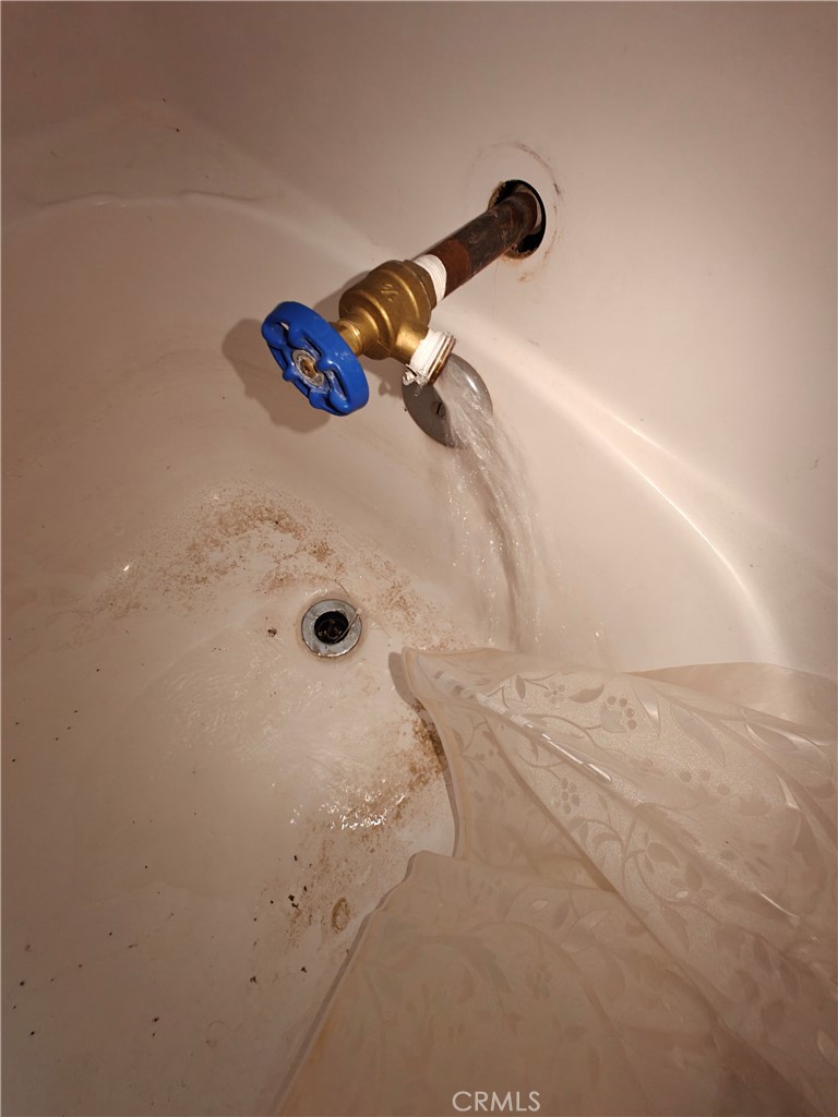 31576 Emerald Road Lucerne Valley, CA 92356 - Photo 24 of 51 a bathroom with a bathtub