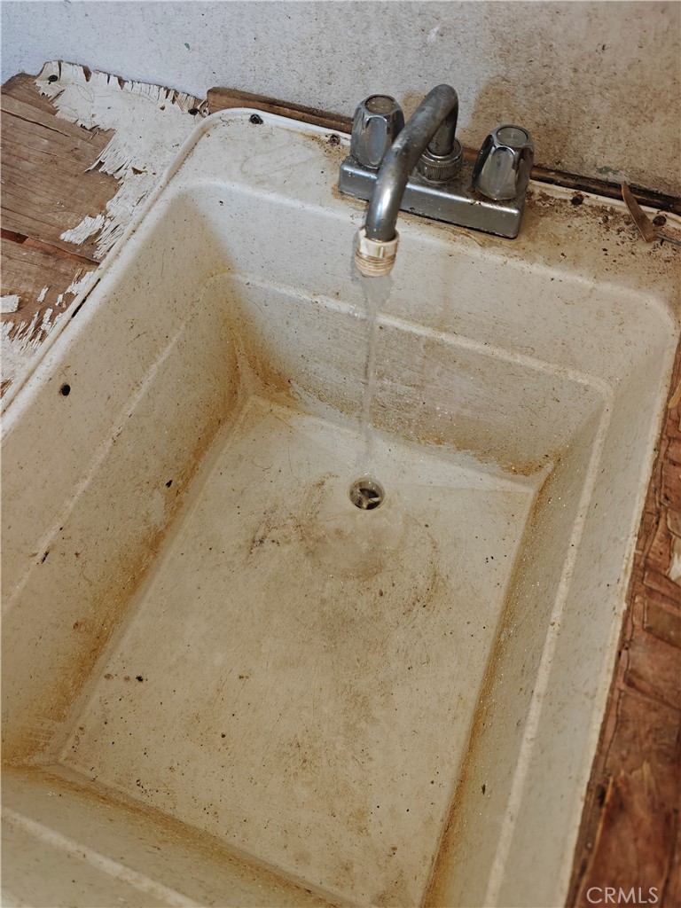 31576 Emerald Road Lucerne Valley, CA 92356 - Photo 25 of 51 a bathroom with a shower