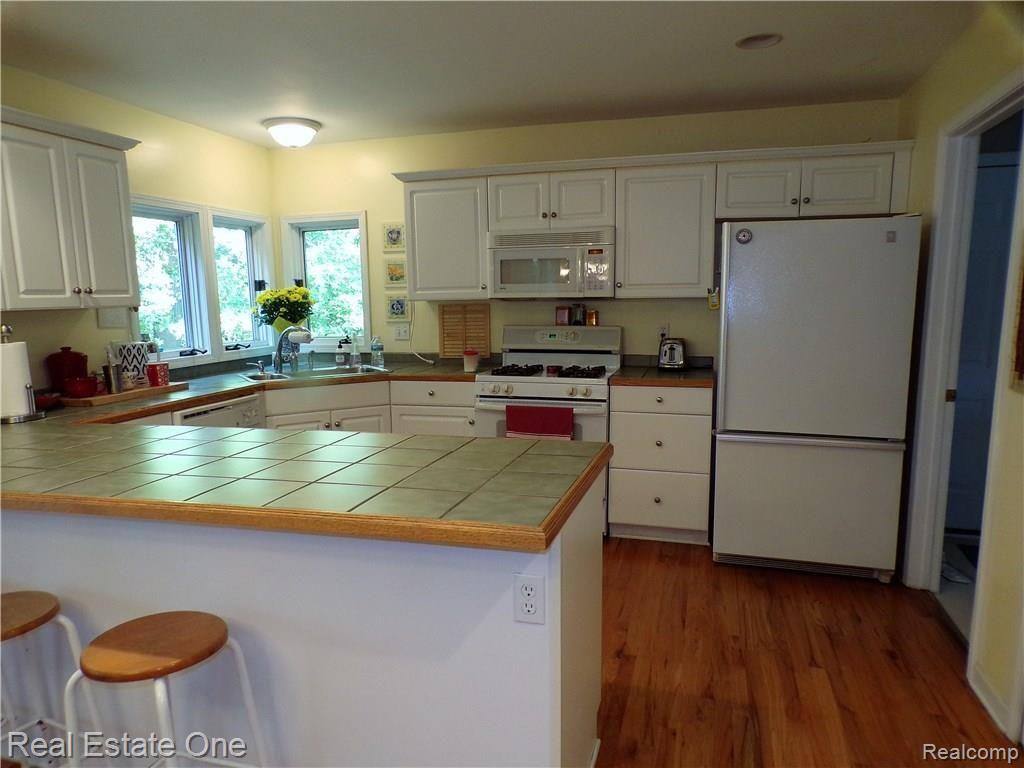 1233 School Road Rochester Hills, MI 48307 - Photo 11 of 28