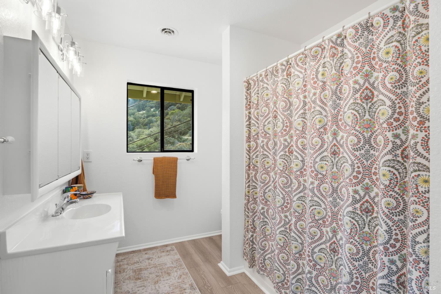 1455 Oak Knoll Road Ukiah, CA 95482 - Photo 17 of 54 Guest bathroom with new flooring and paint.