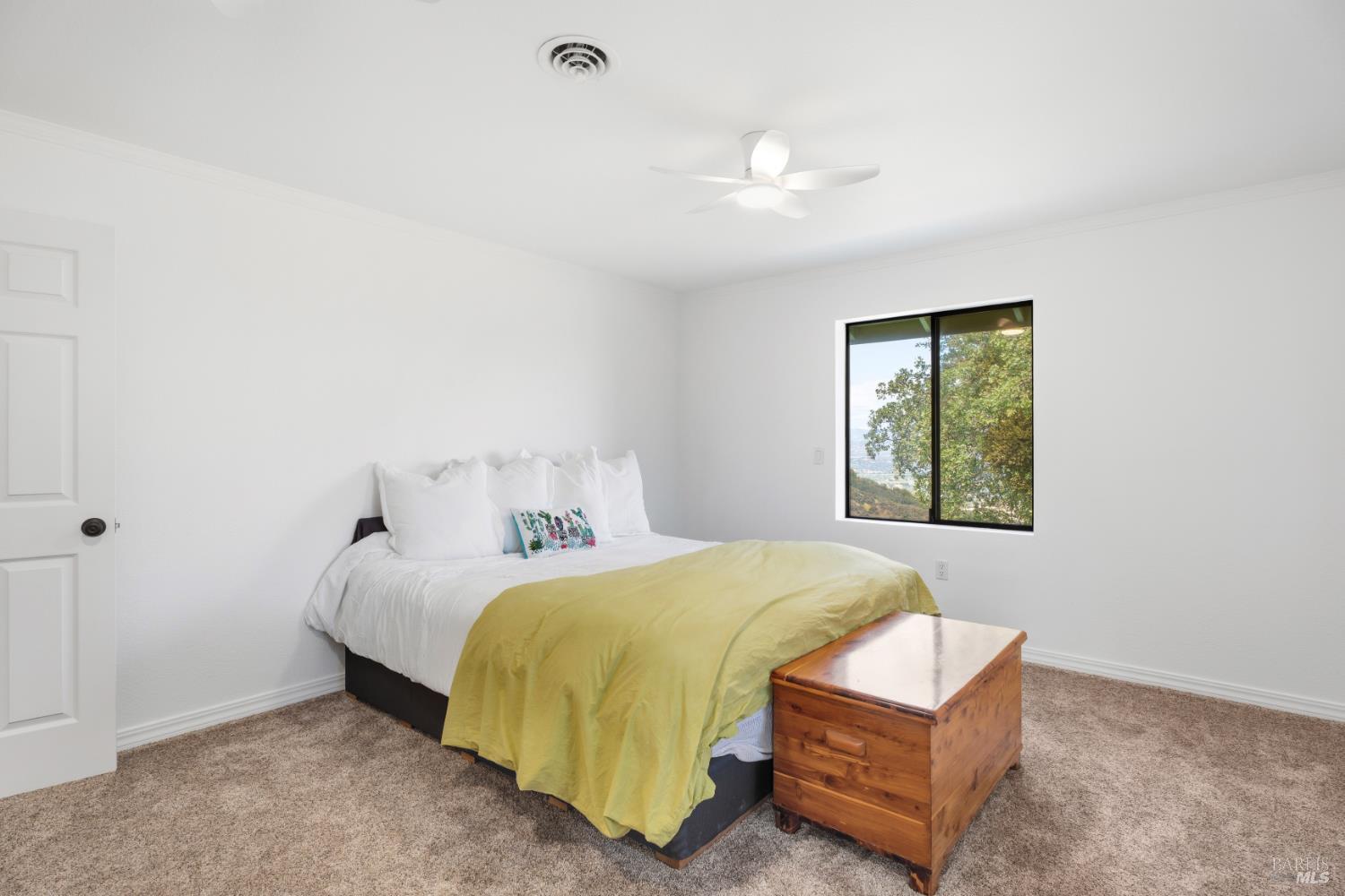 1455 Oak Knoll Road Ukiah, CA 95482 - Photo 21 of 54 Large primary bedroom with sitting area.