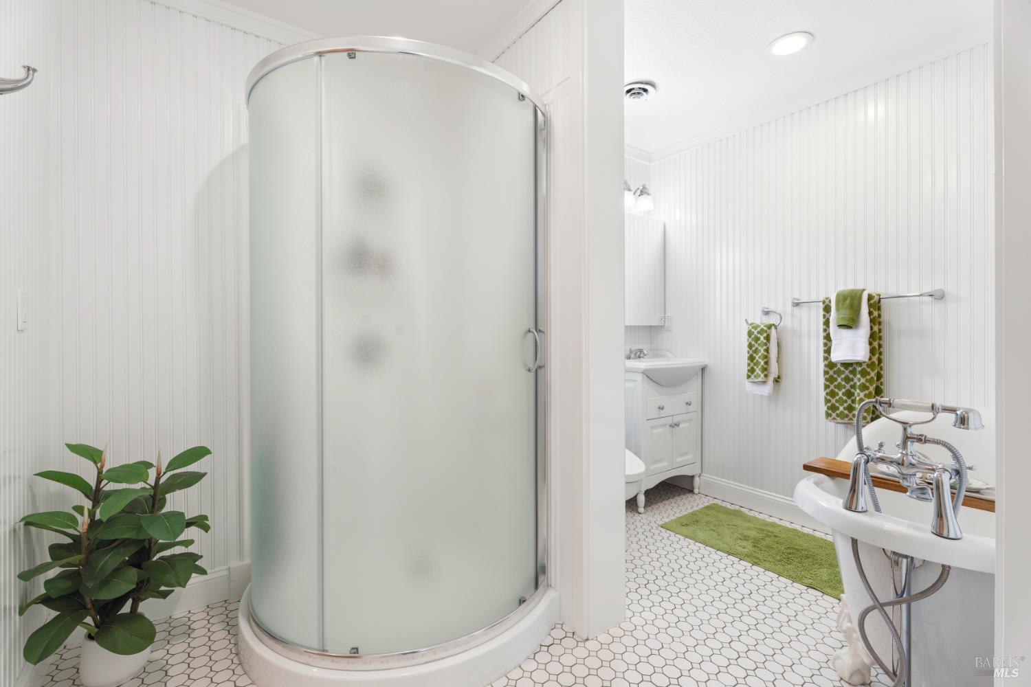 1455 Oak Knoll Road Ukiah, CA 95482 - Photo 23 of 54 New shower & freshly painted.