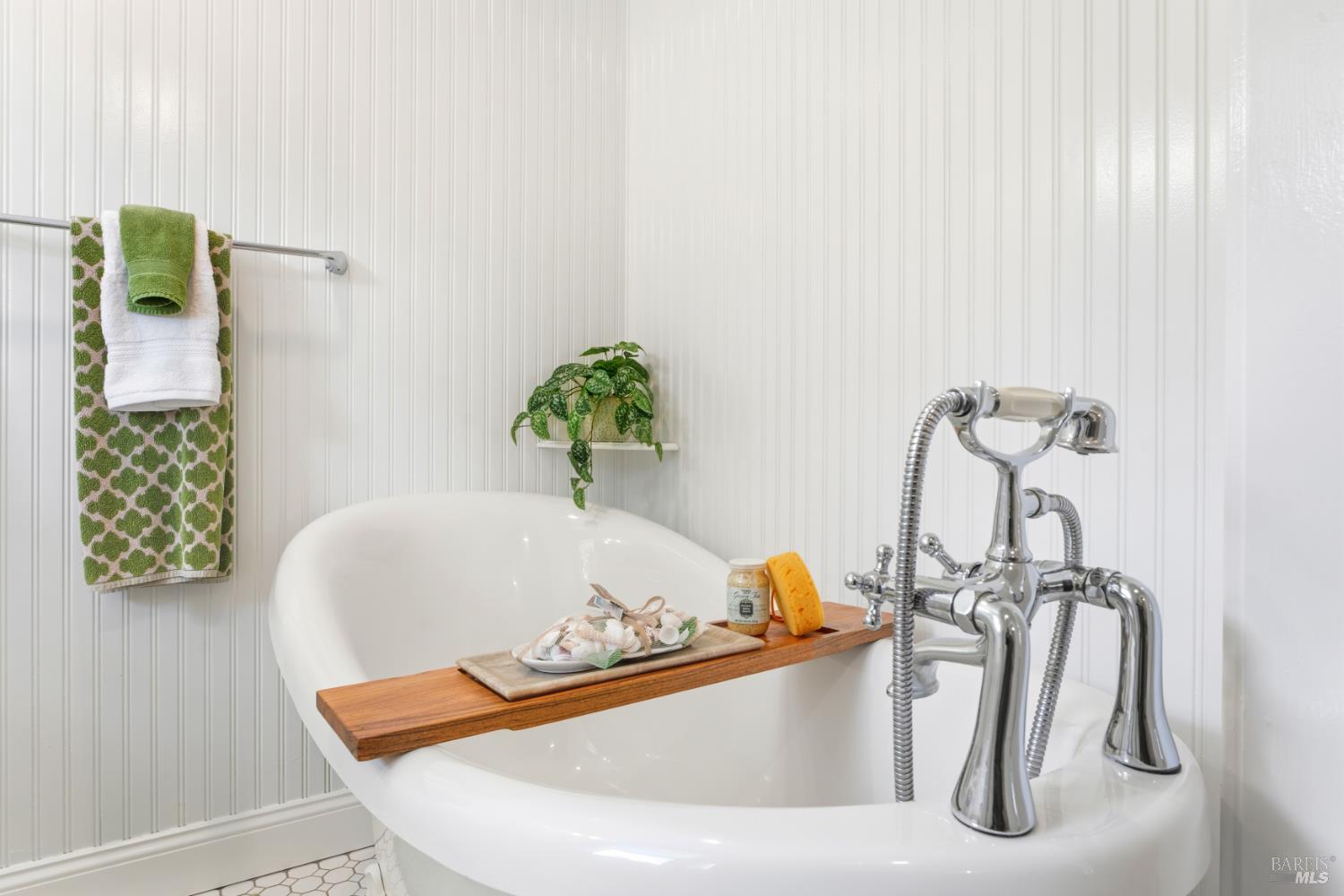 1455 Oak Knoll Road Ukiah, CA 95482 - Photo 24 of 54 Classic claw foot soaking tub in primary.