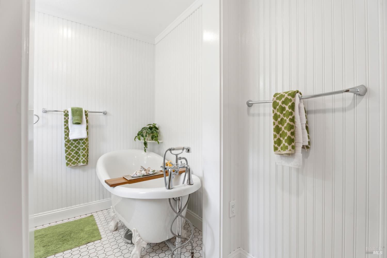 1455 Oak Knoll Road Ukiah, CA 95482 - Photo 25 of 54 Primary has separate shower and tub with walk in closet.