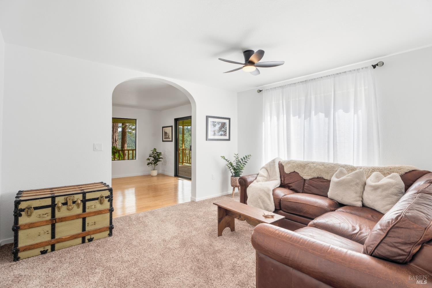1455 Oak Knoll Road Ukiah, CA 95482 - Photo 10 of 54 Family room/den