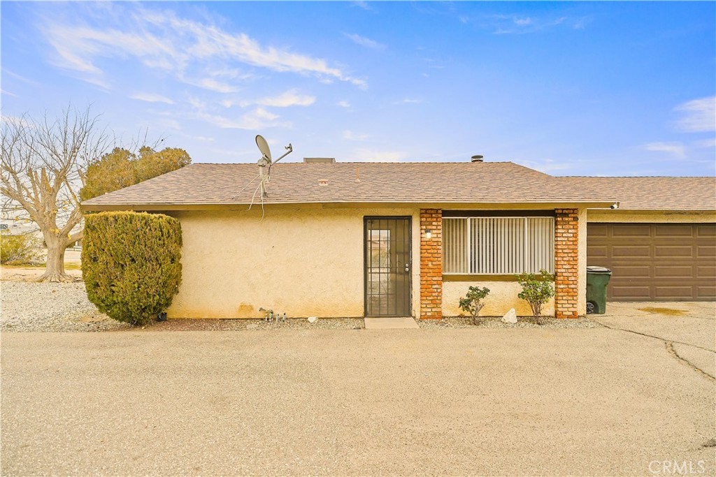 20209 Otoe Road Apple Valley, CA 92307 - Photo 11 of 32 a front view of a house with a yard