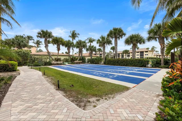 a view of yard with green space